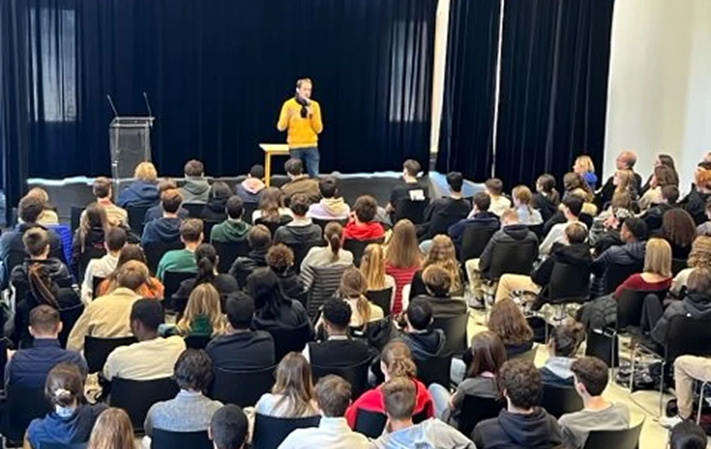 Une prise de parle publique devant des élèves de Jean Paul II